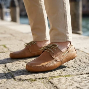 Tadeevo minimalistische sandbraune Bootsschuhe